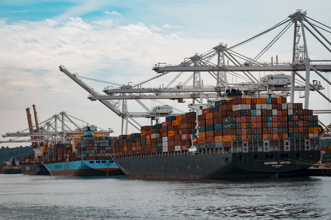 Tàu container cập cảng, cẩu bờ đang xếp dỡ